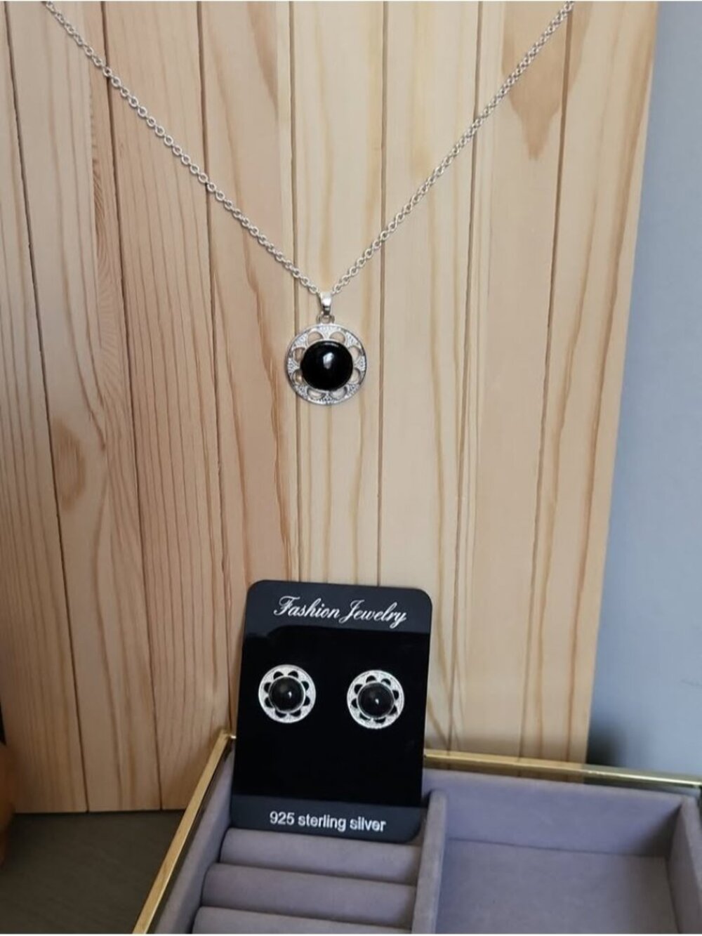 Fashion Jewelry Silver Necklace and Black Stone Pendant with Matching Studs
